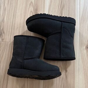 Ugg Classic II Weather Short For Kid